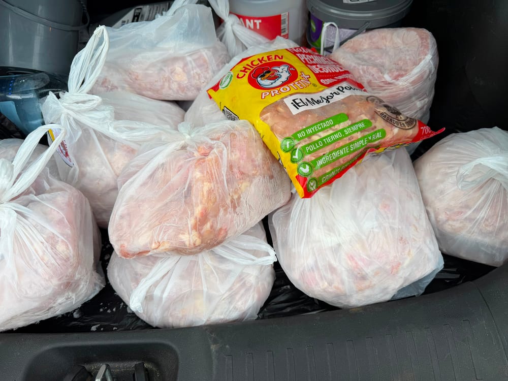 Maletero lleno de bolsas de pollo donado por ChickenProtein+